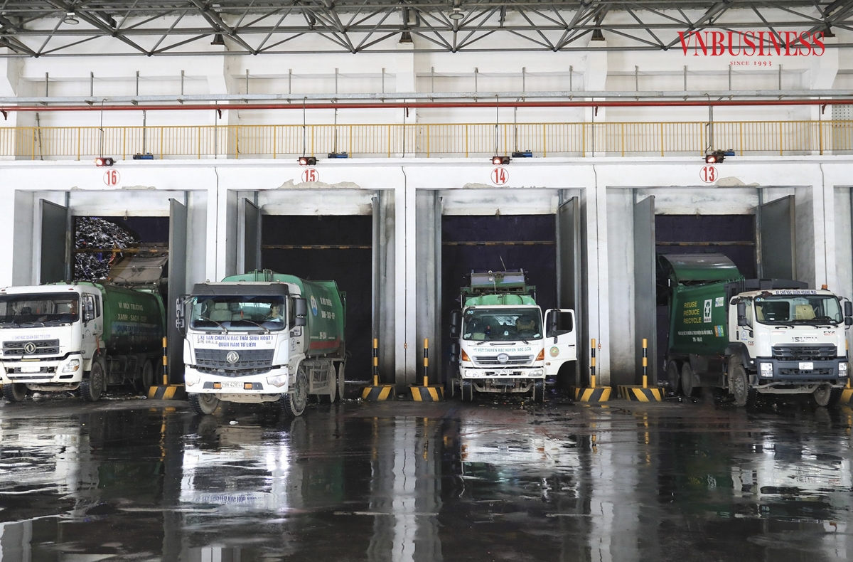 Bể chứa rác lớn của nhà máy có sức chứa lên tới 25.000 tấn, tương đương với lượng rác khoảng 4 ngày của toàn Thành phố Hà Nội.