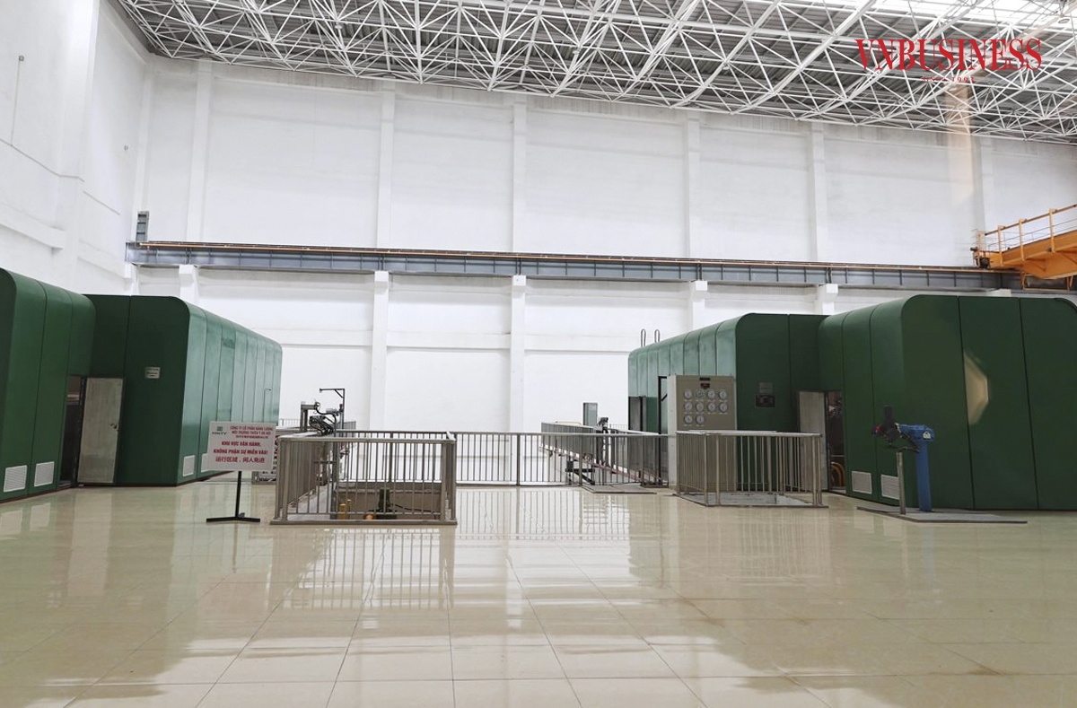 Để chuyển đổi từ nhiệt lượng thành điện năng, máy phát điện sử dụng tuabin là thiết bị chuyển đổi hơi nước có nhiệt độ và áp lực cao sinh ra từ nồi hơi thành năng lượng điện.