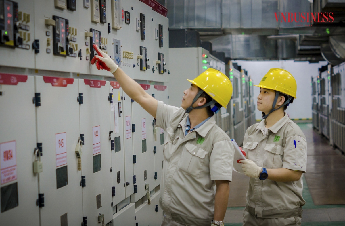 Theo ông Nguyễn Trường Giang &lpar;bên trái&rpar;, Trưởng ca vận hành nhà máy, với lượng rác tiếp nhận và xử lý đầu vào của nhà máy từ 4.000 đến trên 5.000 tấn/ngày-đêm, thì công suất phát điện tối đa đạt 90MW. Lượng điện được tái sử dụng cho nhà máy khoảng 15%, còn lại sẽ ký hợp đồng bán điện với Tập đoàn Điện lực Việt Nam.