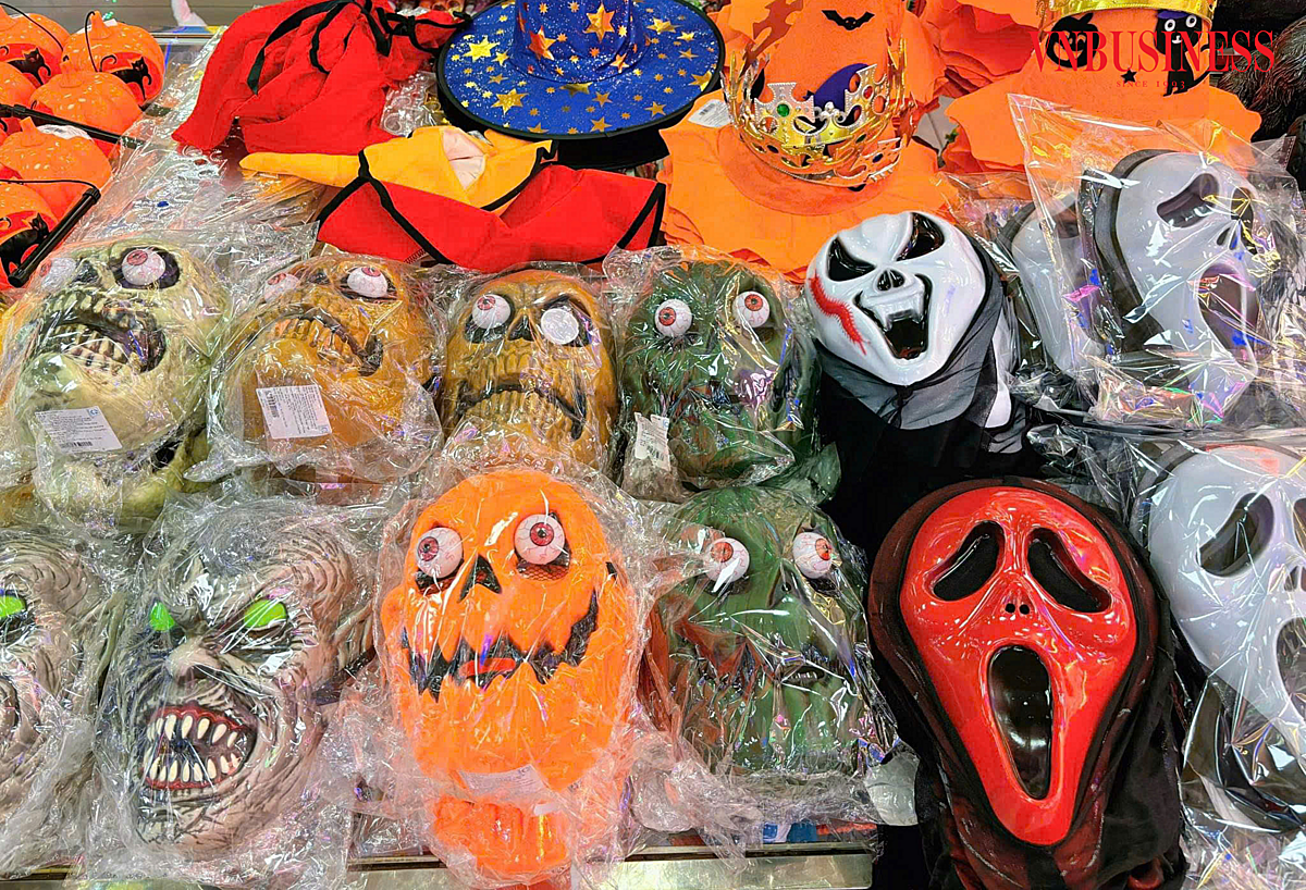Các nhà sách, siêu thị mini bày bán đa dạng các loại đồ chơi, đồ trang trí Halloween.