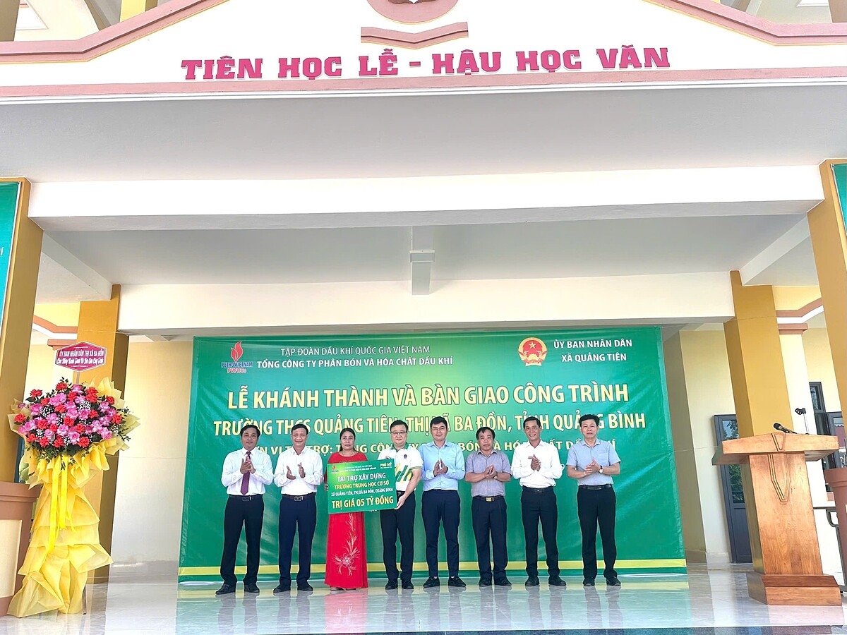 Đại diện PVFCCo trao biển tài trợ xây dựng Nhà lớp học và chức năng Trường THCS Quảng Tiên &lpar;Quảng Bình&rpar;.