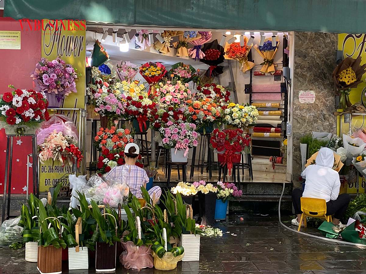 Các cửa hàng đang tất bật làm hoa phục vụ khách.