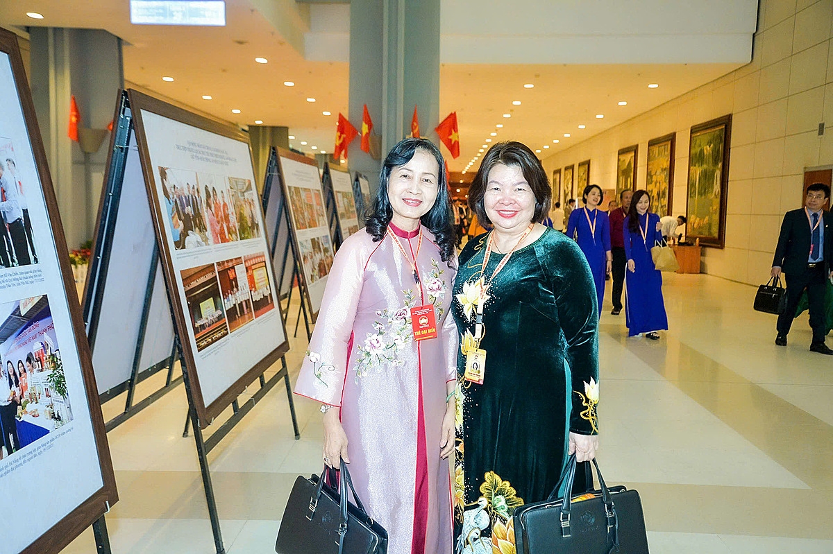 Chủ tịch Liên minh HTX Việt Nam Cao Xuân Thu Vân &lpar;áo dài xanh&rpar; chụp ảnh lưu niệm tại triển lãm trưng bày hình ảnh khối đại đoàn kết toàn dân tộc và kết quả công tác Mặt trận nhiệm kỳ 2019 - 2024 với chủ đề “Phát huy truyền thống, sức mạnh đại đoàn kết toàn dân tộc, xây dựng đất nước ta ngày càng phồn vinh, hạnh phúc”.