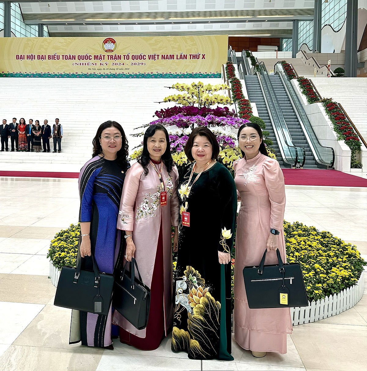 Chủ tịch Liên minh HTX Việt Nam Cao Xuân Thu Vân chụp ảnh cùng các đại biểu.