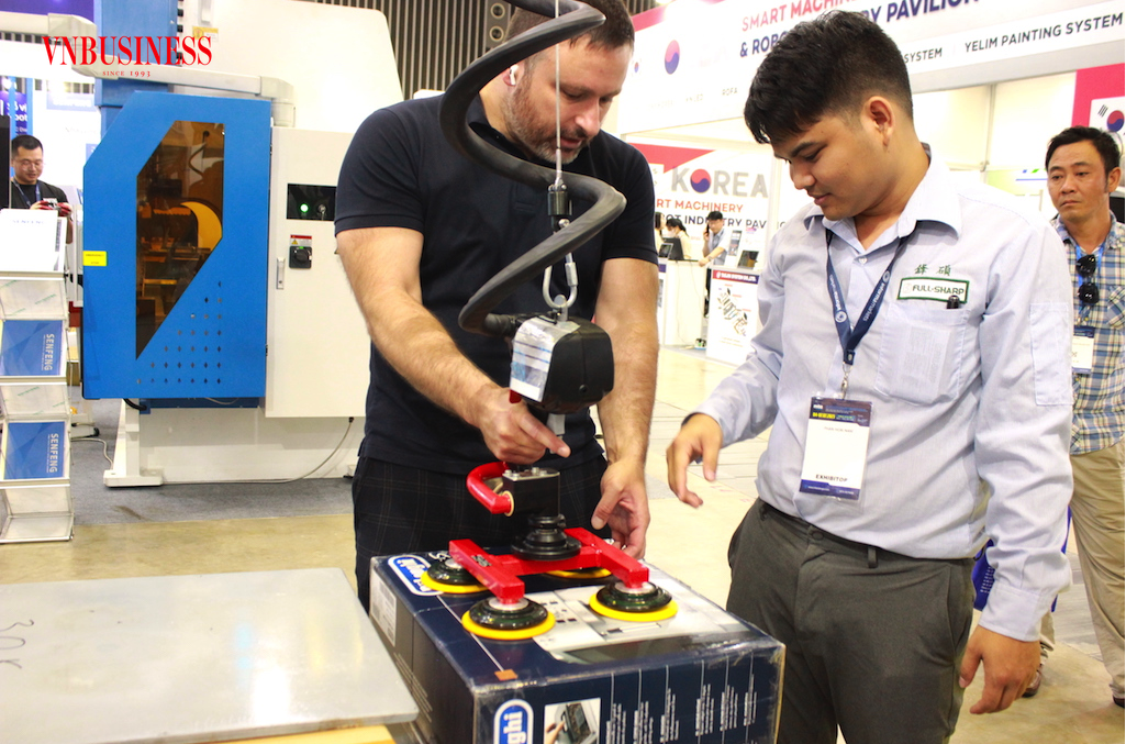 Không ít nhà đầu tư FDI than phiền việc xin phép tuyển dụng chuyên gia nước ngoài vẫn còn nhiêu khê, chậm trễ.