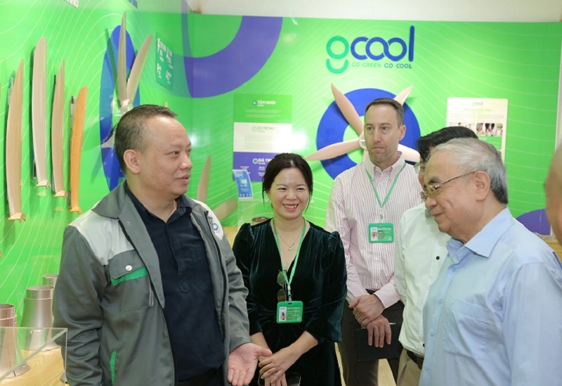 Ông Đặng Đức Trung - Tổng Giám Đốc Công ty CP GCool &lpar;ngoài cùng bên trái&rpar;, chia sẻ về các giải pháp tiết kiệm điện của doanh nghiệp.