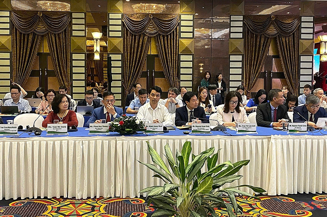 Phó Chủ tịch Liên minh HTX Việt Nam Đinh Hồng Thái &lpar;hàng đầu, thứ ba từ bên trái sang&rpar; tham dự hội nghị.