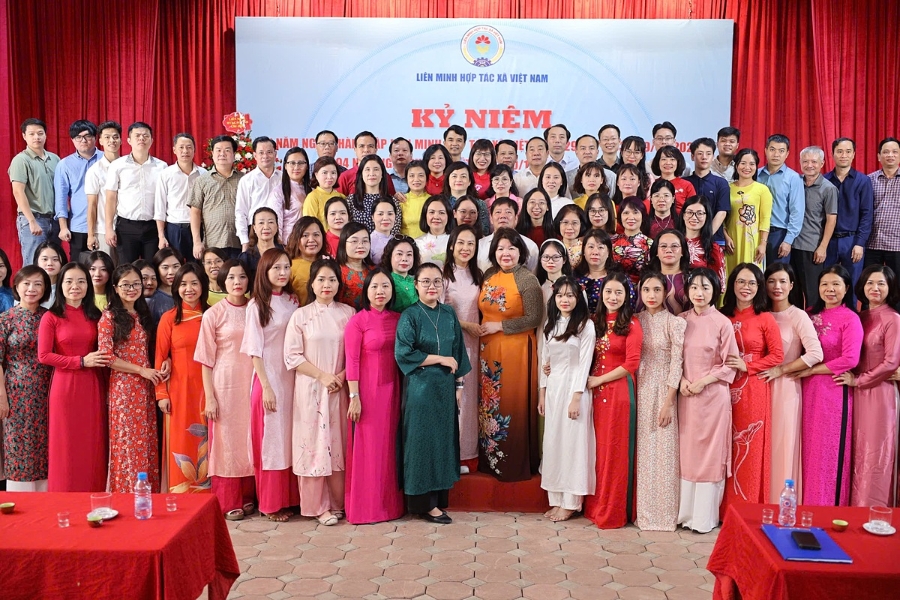 Lãnh đạo Liên minh HXT Việt Nam và các công đoàn viên chụp ảnh kỷ niệm.