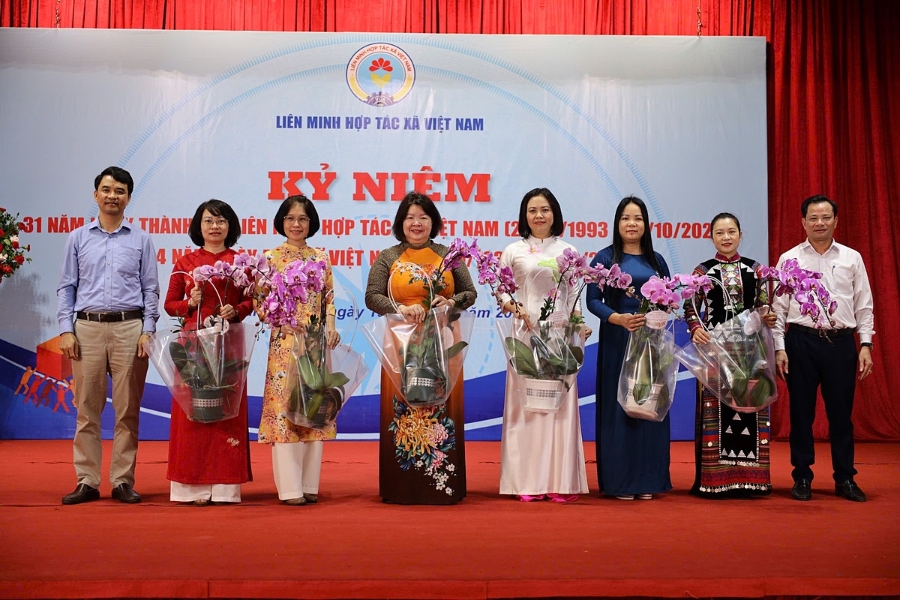 Tặng hoa nhân ngày 20/10 cho các đồng chí lãnh đạo nữ là Thường trực Liên minh HTX Việt Nam và đại diện Ban Nữ công Công đoàn Liên minh HTX Việt Nam.