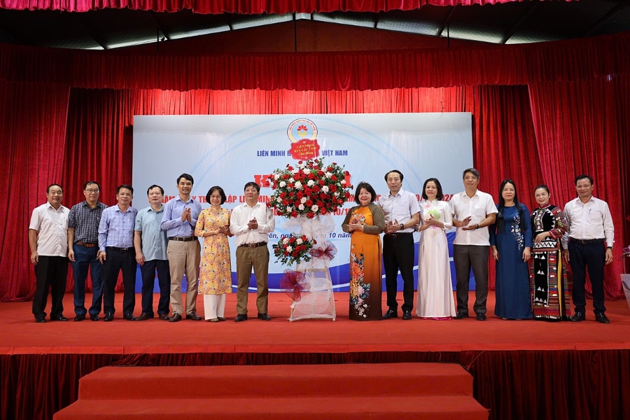 Liên minh HTX các tỉnh tặng hoa chúc mừng các nữ cán bộ Liên minh HTX Việt Nam.