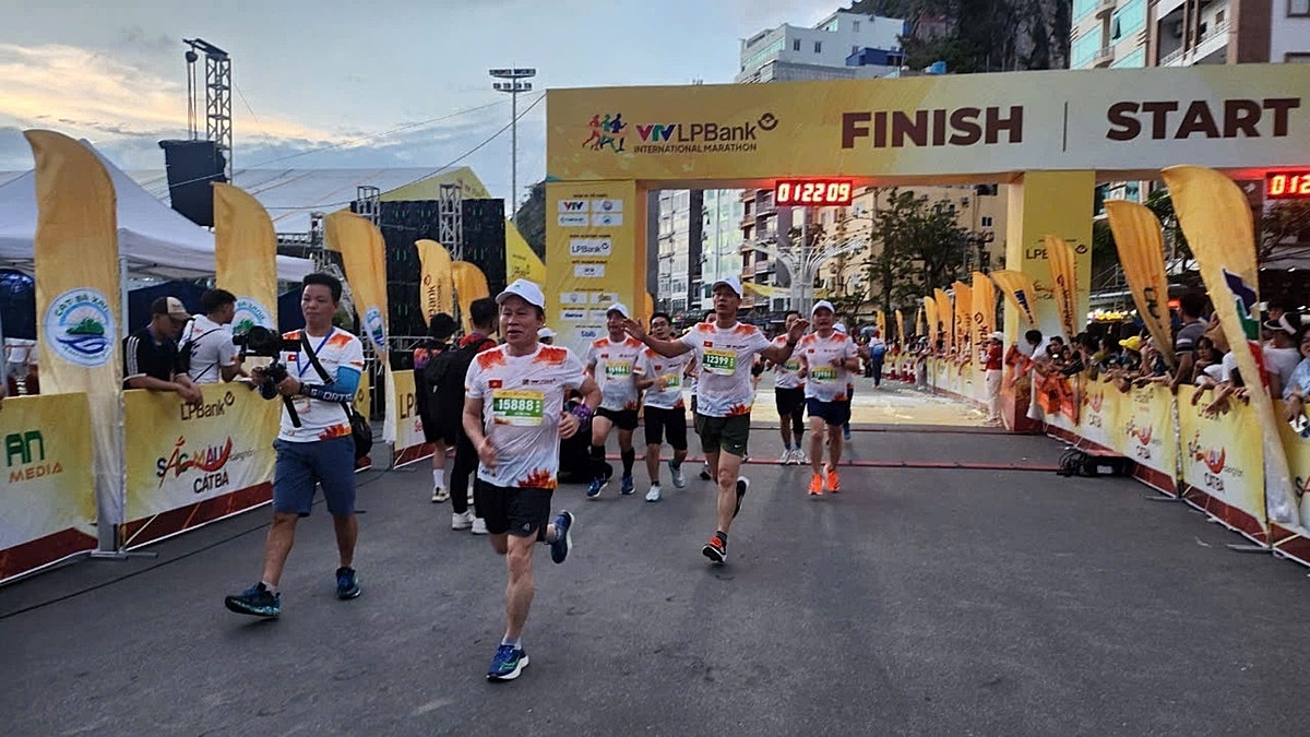 Ông Lê Tiến Châu &lpar;hàng đầu&rpar; Uỷ viên TW Đảng, Bí thư Thành ủy Hải Phòng là một trong những người cán đích đầu tiên ở cự ly 10km.