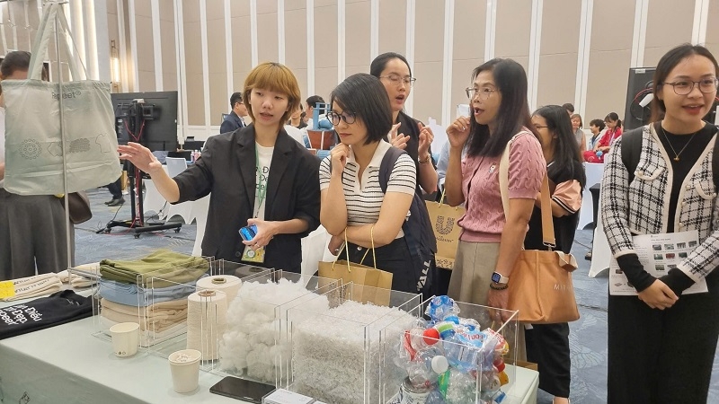 Từ vỏ chai nhựa đã qua sử dụng có thể tái chế thành sợi, vải, vật liệu may mặc.