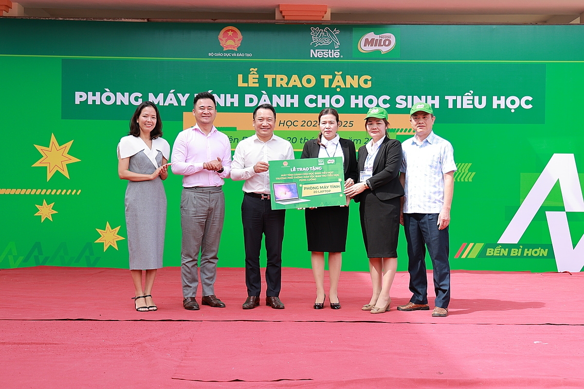 Đại diện Bộ GDDT, Nestlé MILO trao tặng phòng máy tính cho Trường PTDT Bán trú Tiểu học Púng Luông.
