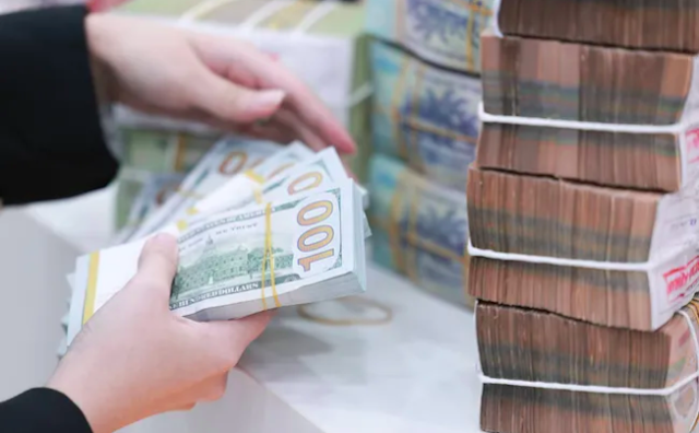 Tỷ giá đã tăng 1.030 đồng, tương đương VND mất giá 4,2% so với đầu năm nay.