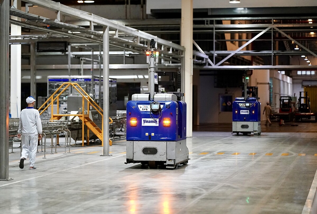 Em Nguyễn Thành Gia Bảo &lpar;lớp 9, Trường THCS Ngô Quyền, Hải Phòng&rpar; chia sẻ rất ấn tượng khi được biết các robot LGV của nhà máy có thể tính toán con đường di chuyển nhanh nhất, giúp tiết kiệm năng lượng, giảm 62% lượng khí thải CO2 so với các xe nâng truyền thống. “Robot hoạt động rất chính xác, không có động tác thừa, không có sai sót và đặc biệt còn tiết kiệm năng lượng, giảm thải ra môi trường. Được thấy các robot vận hành trong nhà máy em rất thích và tạo cảm hứng cho em theo đuổi đam mê sáng tạo và lập trình những robot bảo vệ môi trường trong các cuộc thi sau này”, Gia Bảo nói.