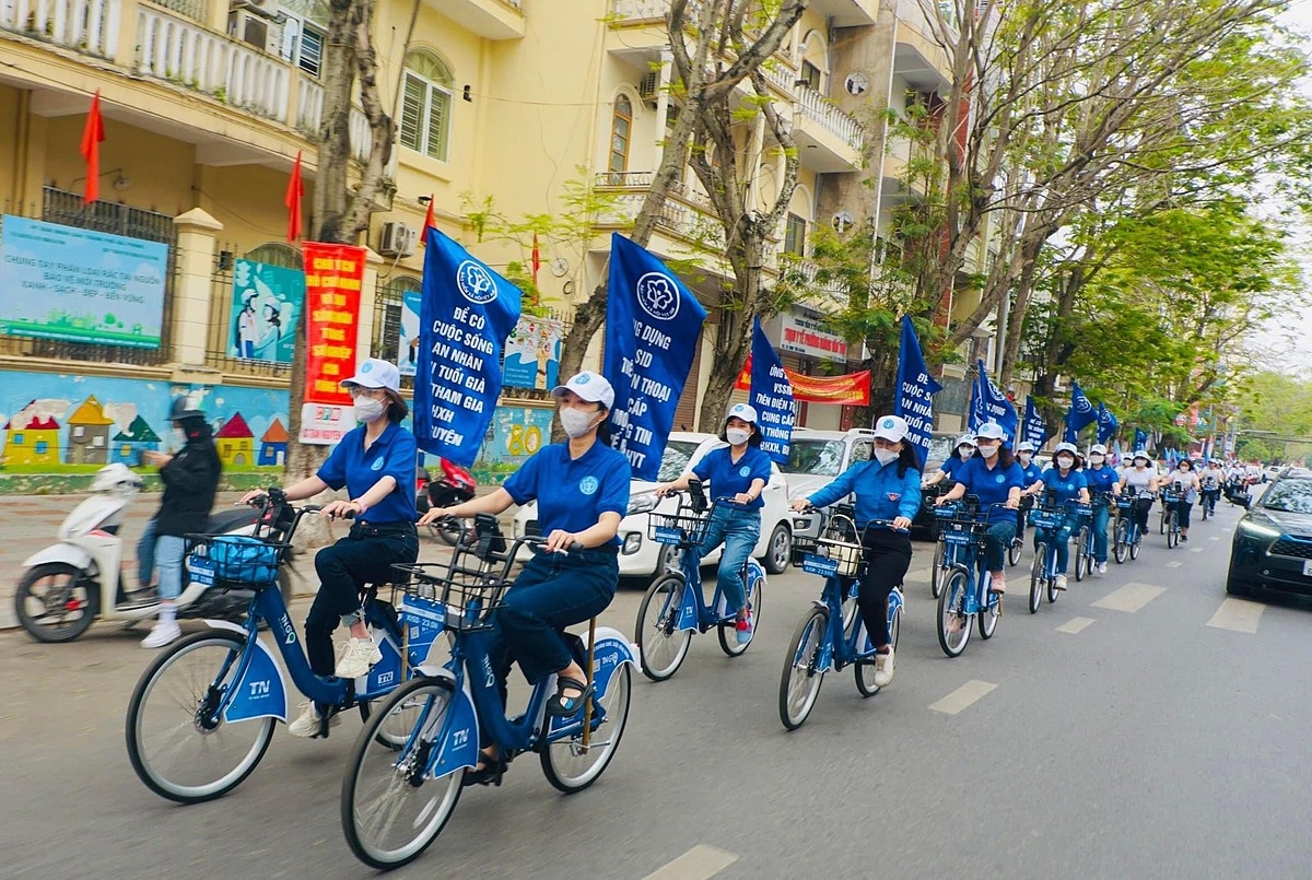 Cán bộ BHXH Hải Phòng xuống đường tuyên truyền cho công dân cài đặt VssID. Ảnh tư liệu