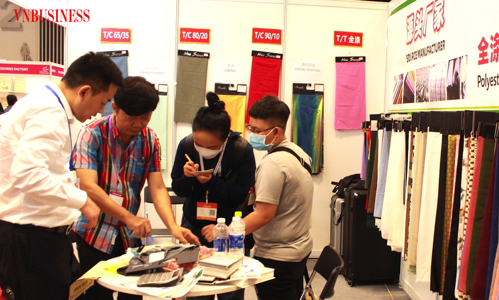 Với lợi thế hàng hóa giá rẻ, các DN Trung Quốc đang đẩy mạnh hoạt động giao thương tại thị trường Việt Nam.