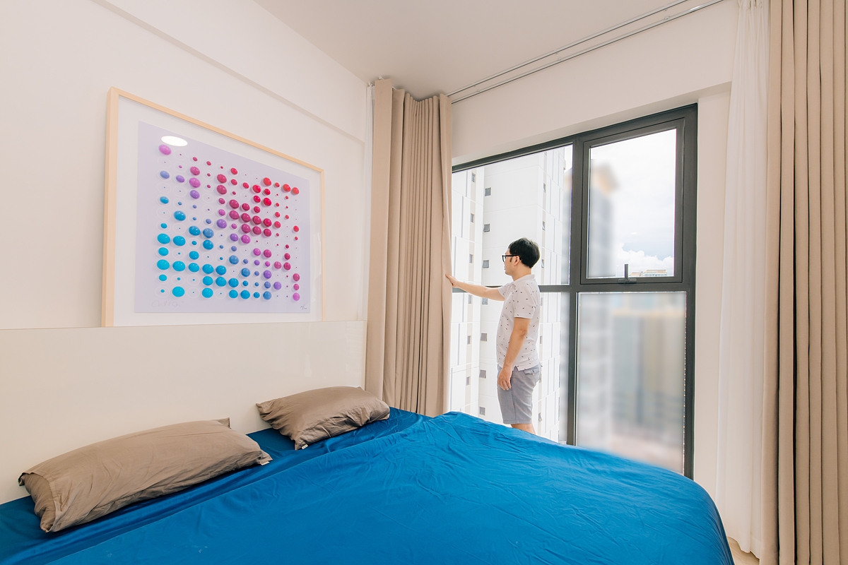 Bức tranh trang trí theo trường phái tối giản của anh Vinh vừa hay phù hợp với khoảng trống cũng như màu sơn tường sáng.