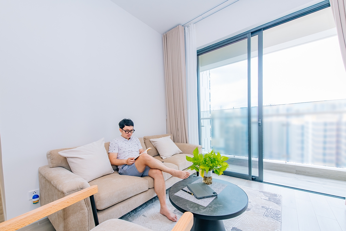 Căn hộ tối giản, tầm view rộng thoáng, đón sáng tự nhiên, mang đến không gian sống nhẹ nhàng, thư giãn, tràn đầy năng lượng.