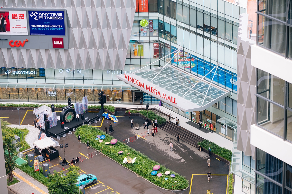 TTTM Vincom chỉ cách nhà vài bước chân, mang đến trải nghiệm mua sắm tiện lợi, tô điểm cho cuộc sống riêng thêm rộn ràng, màu sắc.