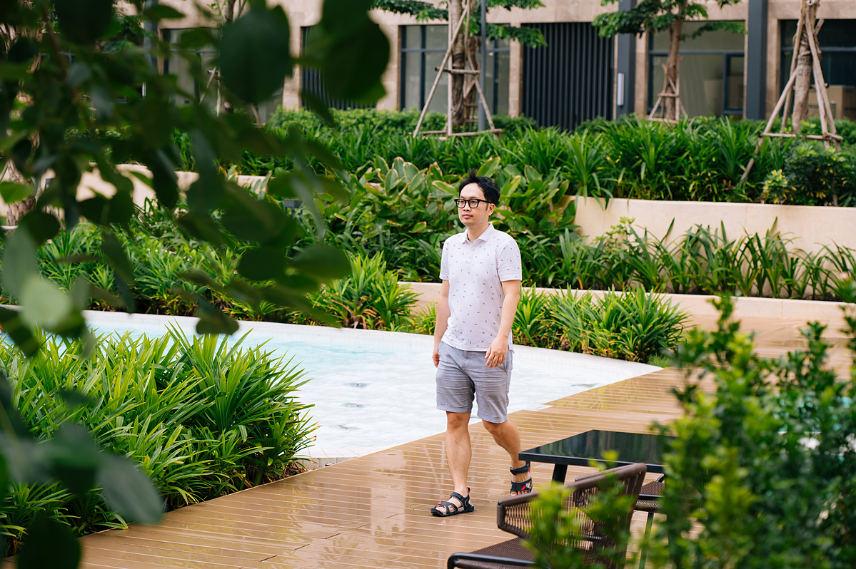 Sau những giờ làm việc căng thẳng, anh Vinh được trở về với miền xanh an nhiên, thư thái.