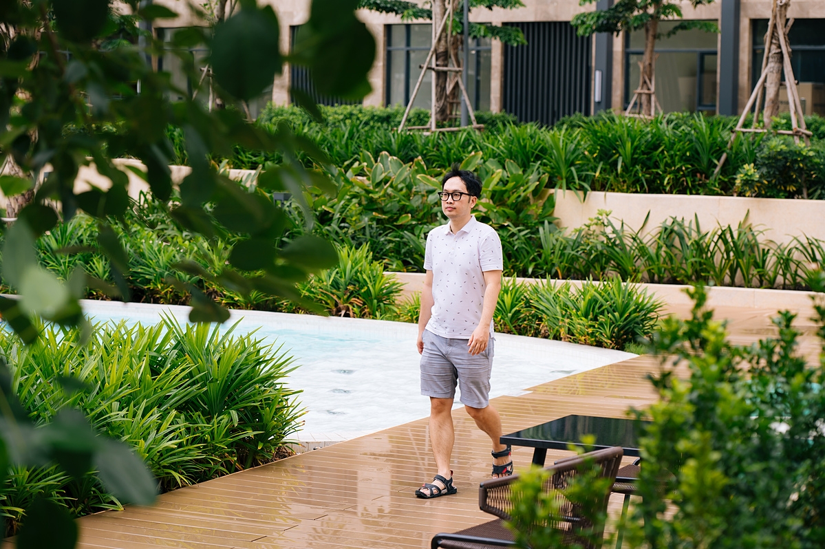 Sau những giờ làm việc căng thẳng, anh Vinh được trở về với miền xanh an nhiên, thư thái.