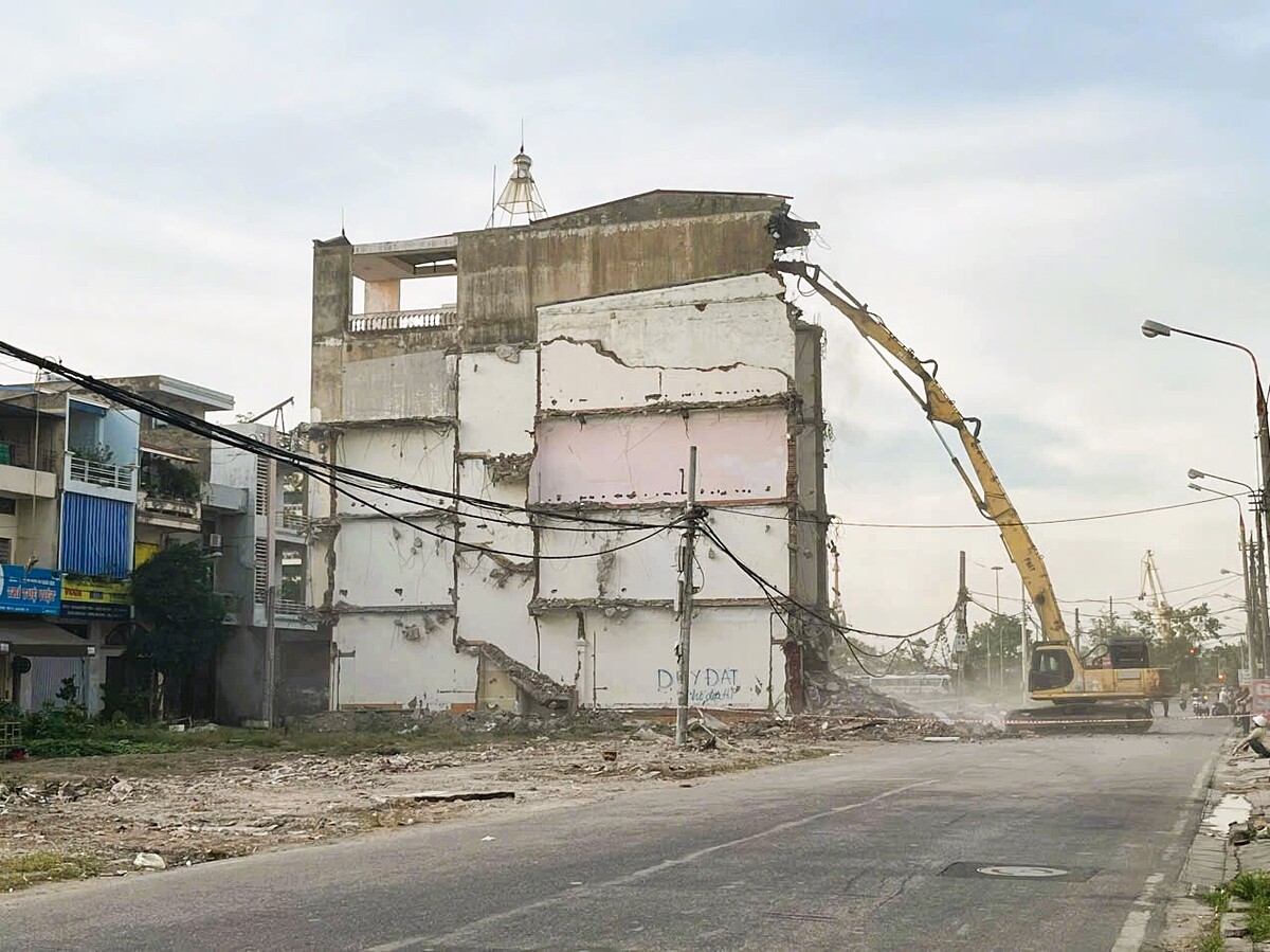 Quận Ngô Quyền, Hải Phòng tổ chức cưỡng chế nốt những hộ chưa bàn giao mặt bằng phục vụ dự án cầu Nguyễn Trãi và chỉnh trang đô thị vùng phụ cận.