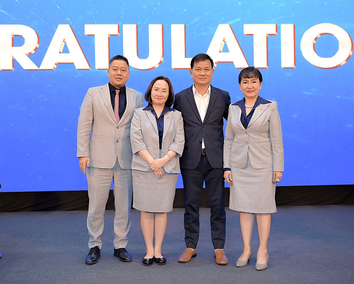 Hội đồng quản trị mới ra mắt ĐHĐCĐ bao gồm ông Trần Trọng Gia Vinh, bà Đặng Huỳnh Ức My &lpar;Chủ tịch HĐQT&rpar;, ông Lê Quang Phúc, bà Huỳnh Bích Ngọc và ông Trần Tấn Việt &lpar;vắng mặt vì lý do cá nhân&rpar; &lpar;theo thứ tự từ trái sang&rpar;.