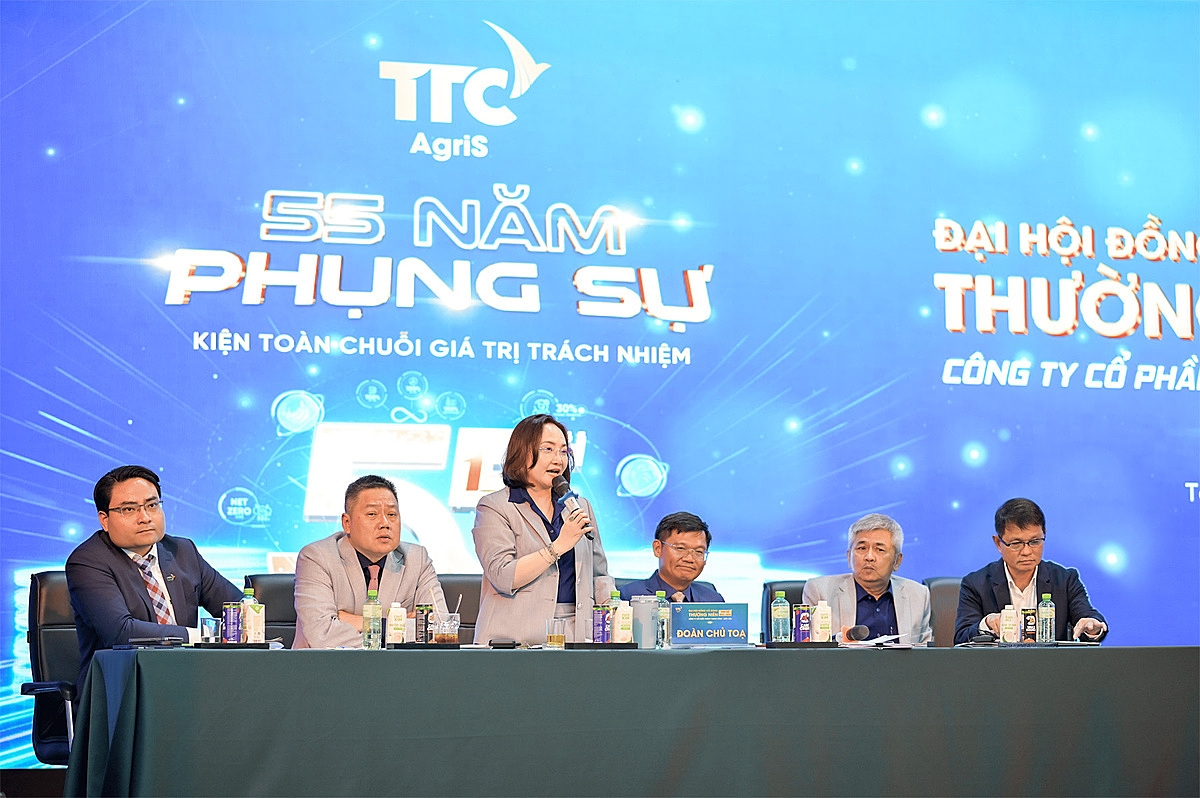 Đoàn chủ tọa TTC AgriS điều hành thảo luận và trả lời câu hỏi từ các cổ đông.