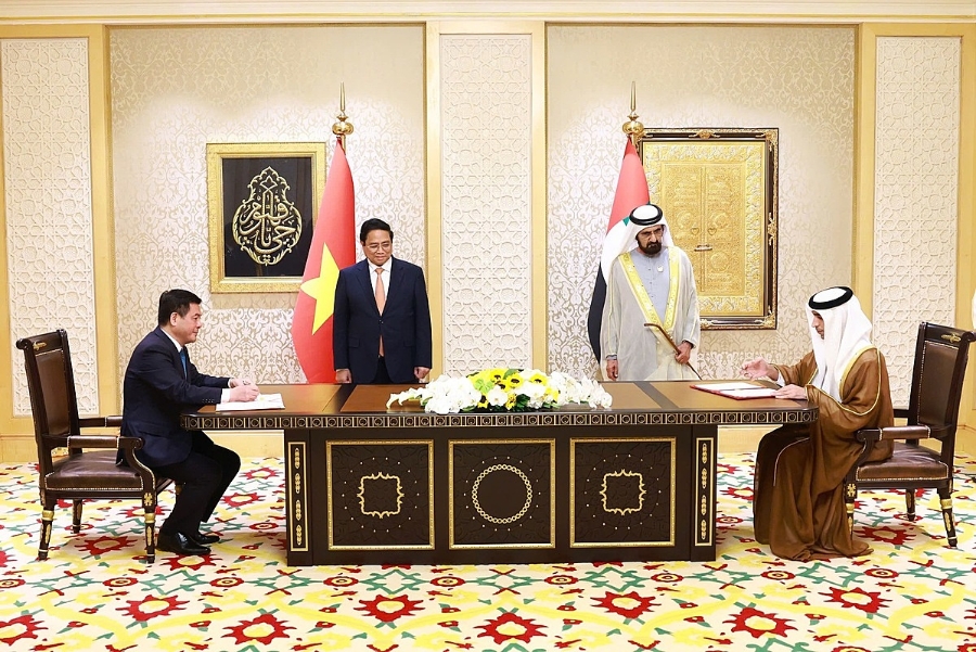 Thủ tướng Phạm Minh Chính và Phó Tổng thống kiêm Thủ tướng UAE Sheikh Mohammed bin Rashid Al Maktoum chứng kiến lễ ký kết Hiệp định CEPA, hiệp định thương mại tự do đầu tiên của Việt Nam với một nước Arab- Ảnh: VGP