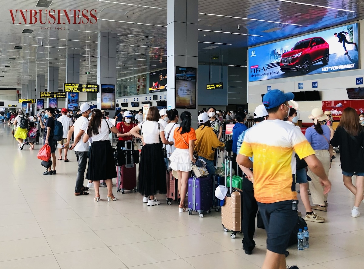 Ước tính 70 - 80% du học sinh tự túc không về nước sau khi học xong, mà ở lại nước ngoài để làm việc.