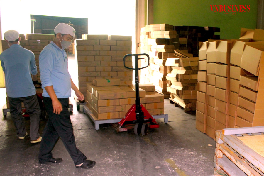 Các DN xuất khẩu đang đứng trước mối lo tuột mất đơn hàng vì đội chi phí tài chính và đối mặt áp lực thay đổi tỷ giá.