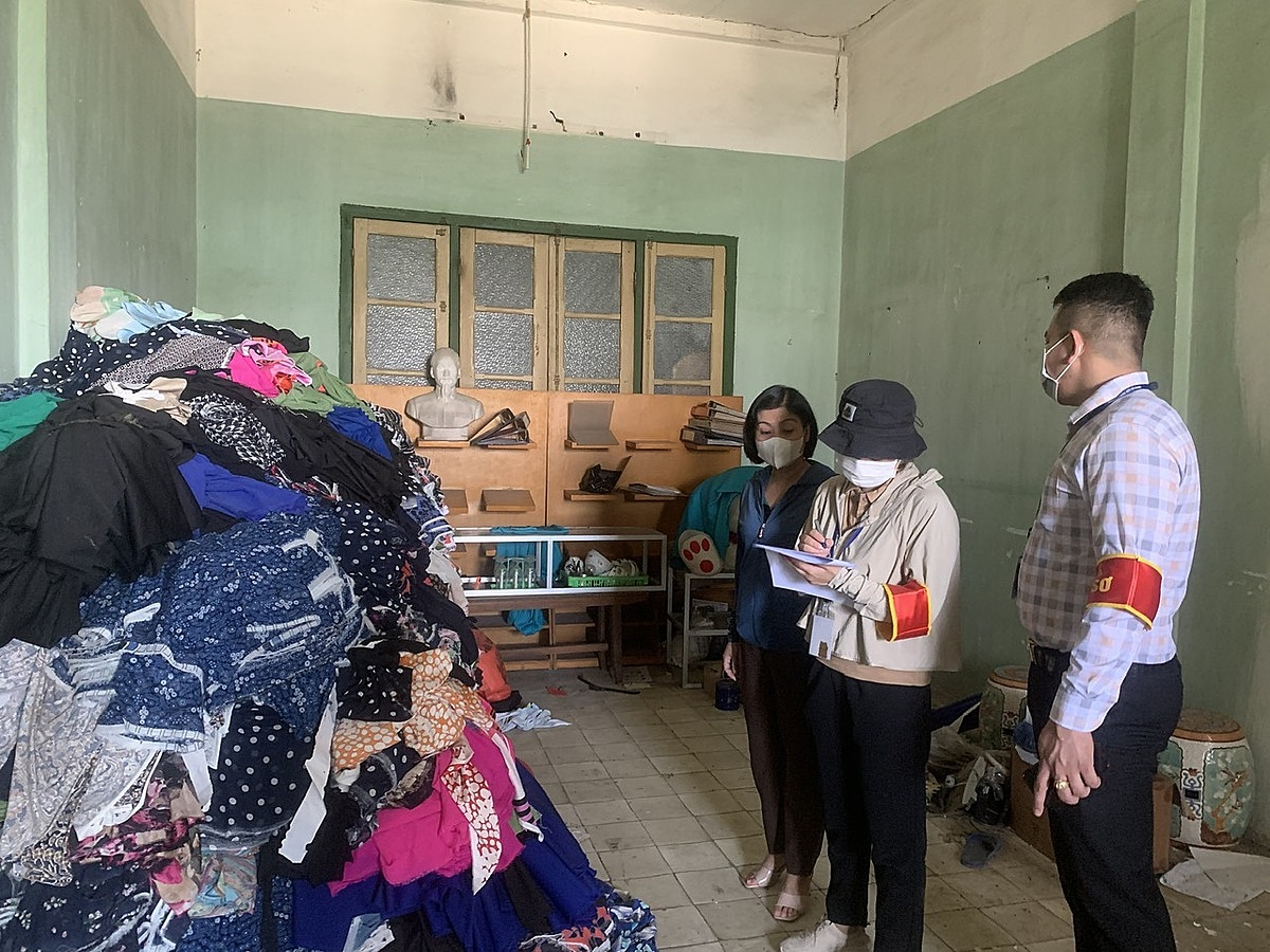 Đội cưỡng chế tiến hành niêm phong tài sản.