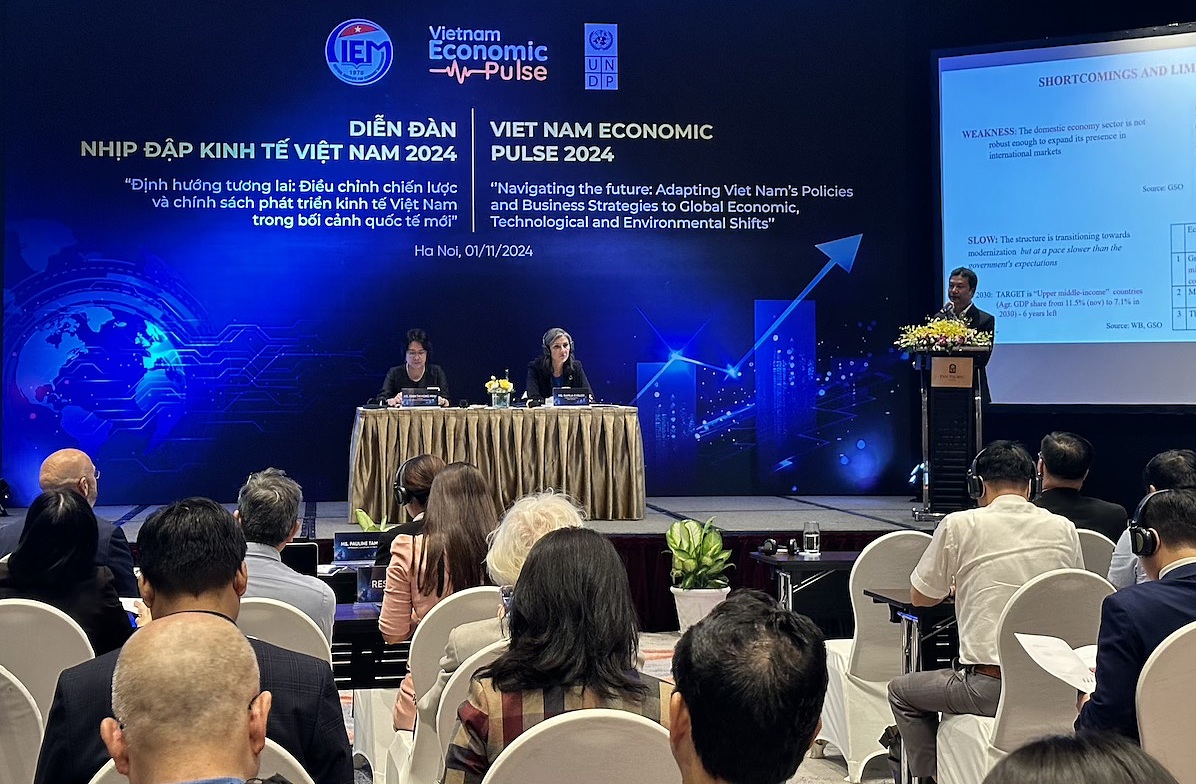 Ông Nguyễn Hữu Thọ, Trưởng ban Phân tích và Dự báo kinh tế, Viện Quản lý kinh tế Trung ương &lpar;CIEM&rpar;, Bộ Kế hoạch và Đầu tư trình bày tại diễn đàn.