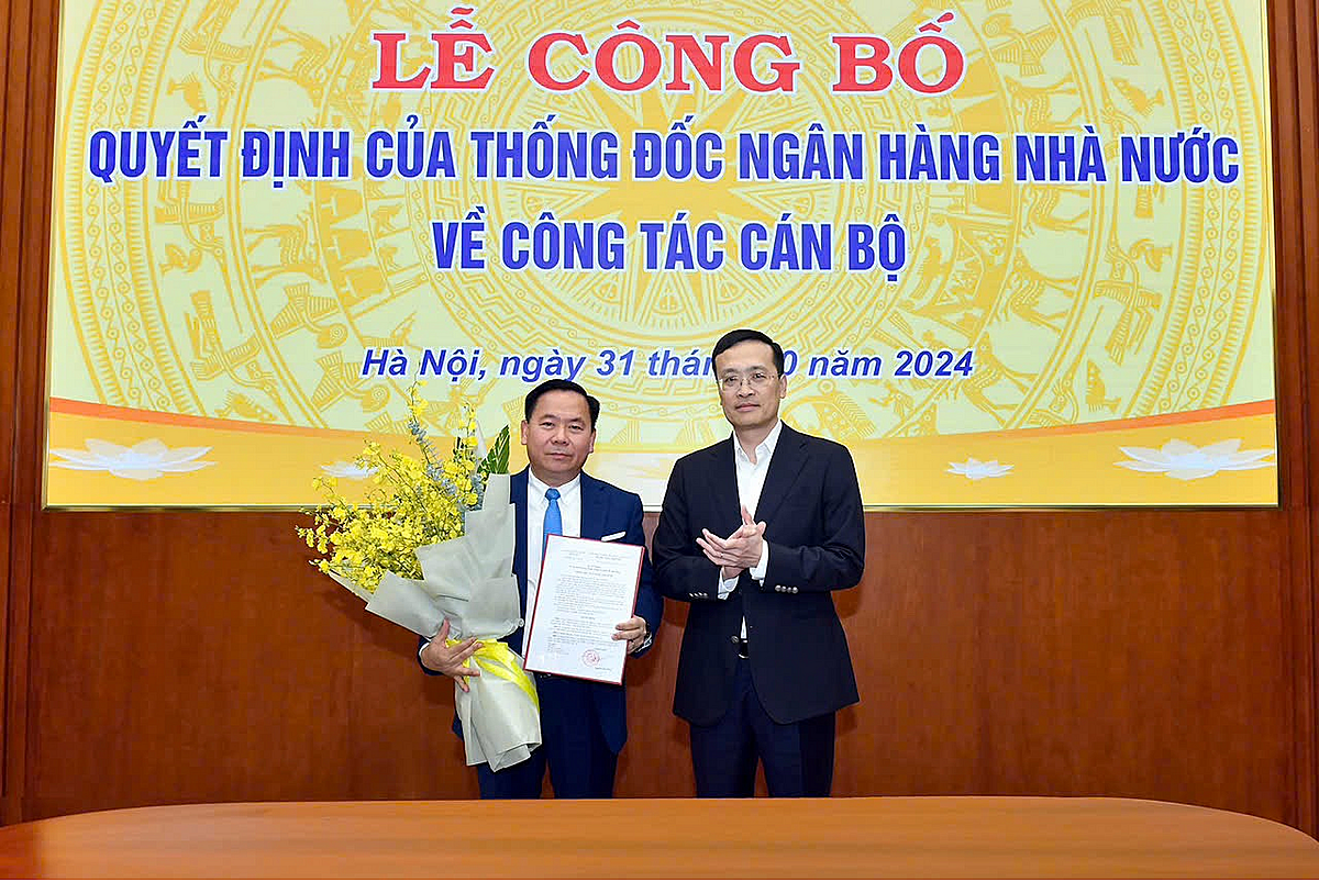 Trao Quyết định Quyền Chánh thanh tra giám sát ngân hàng đối với ông Lại Hữu Phước.