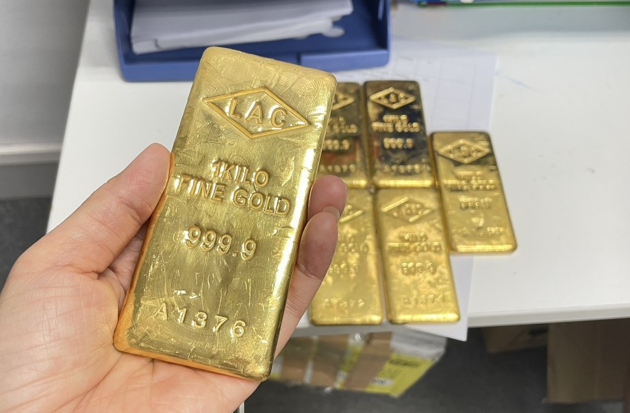 Giá vàng trong nước và thế giới đồng loạt giảm.