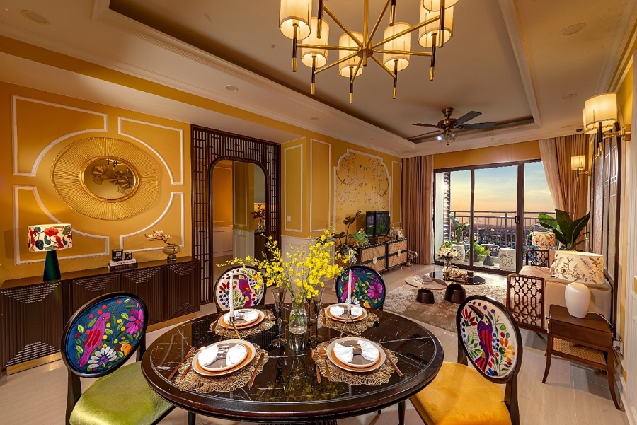 Phòng khách liên thông với phòng ăn tạo ra khu vực sinh hoạt chung thoáng rộng, ấm cúng, nơi cả gia đình có thể cùng nhau sum vầy và ngắm nhìn thiên nhiên mát xanh qua khung cửa.