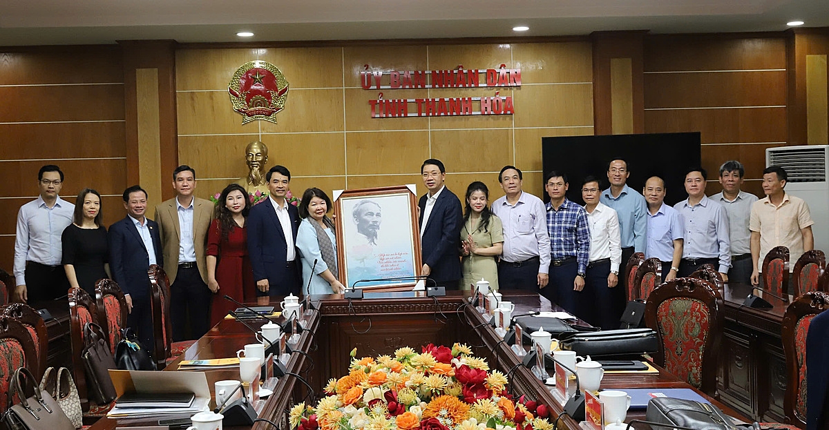 Chủ tịch Liên minh HTX Việt Nam Cao Xuân Thu Vân tặng quà lưu niệm cho đại diện UBND tỉnh Thanh Hóa.