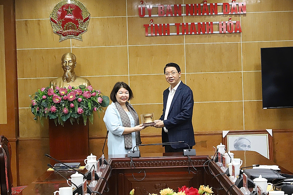 Phó Chủ tịch UBND tỉnh Lê Đức Giang tặng qu