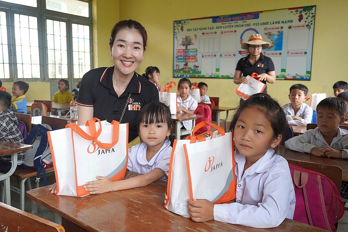 Đại diện công ty Japfa trao nhiều phần quà đến học sinh trường Tiểu học Bế Văn Đàn &lpar;xã