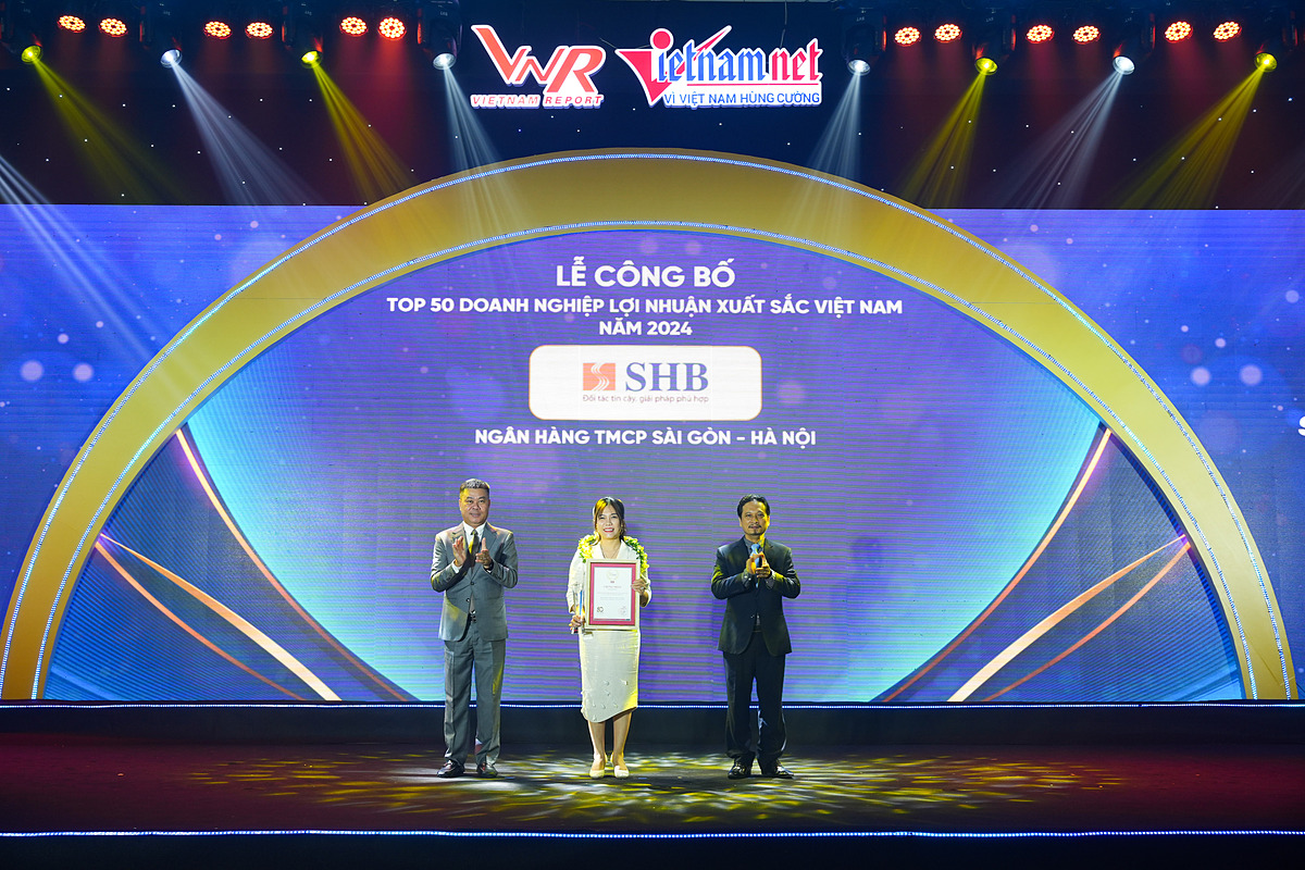 Bà Ninh Thị Lan Phương – Phó Tổng Giám đốc SHB đại diện ngân hàng nhận giải thưởng TOP 50 doanh nghiệp lợi nhuận xuất sắc Việt Nam năm 2024.