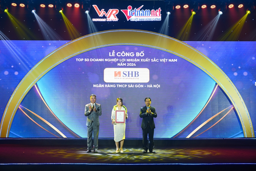 Bà Ninh Thị Lan Phương – Phó Tổng Giám đốc SHB đại diện ngân hàng nhận giải thưởng TOP 50 doanh nghiệp lợi nhuận xuất sắc Việt Nam năm 2024.