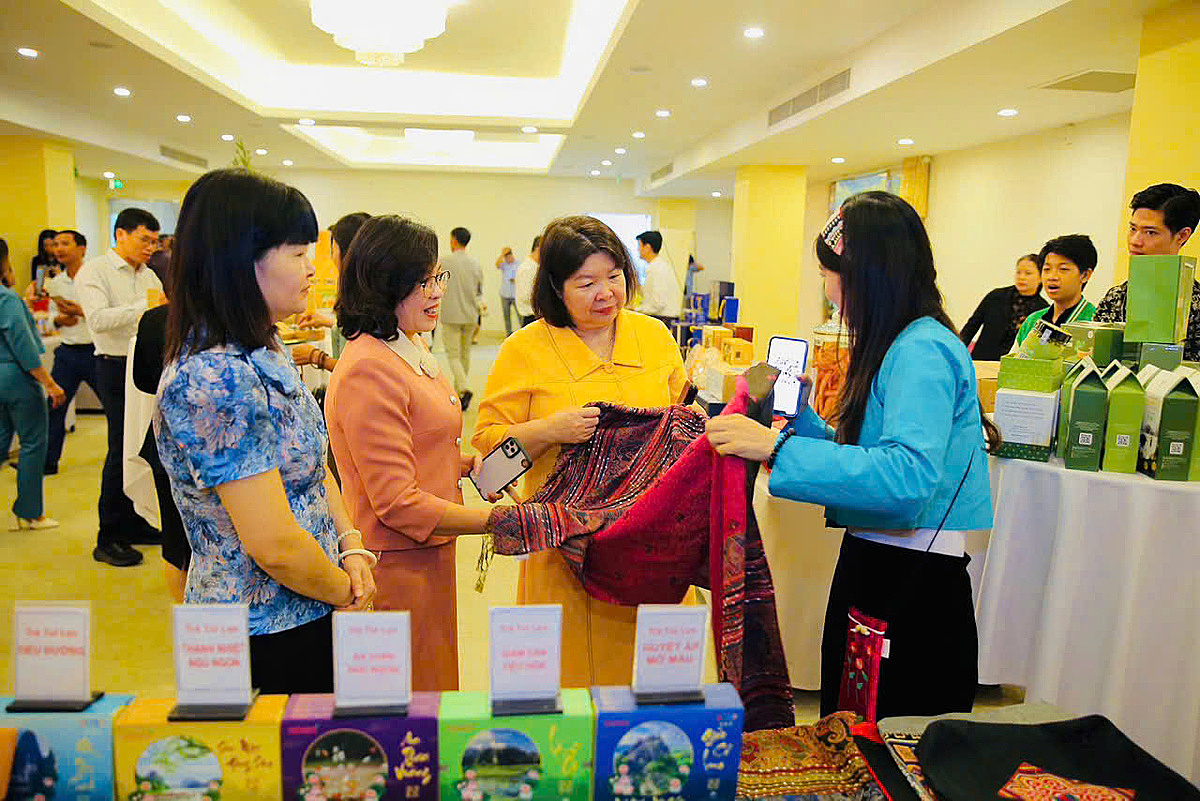 Chủ tịch Liên minh HTX Việt Nam Cao Xuân Thu Vân cùng các đại biểu tham quan gian hàng bên lề tọa đàm.