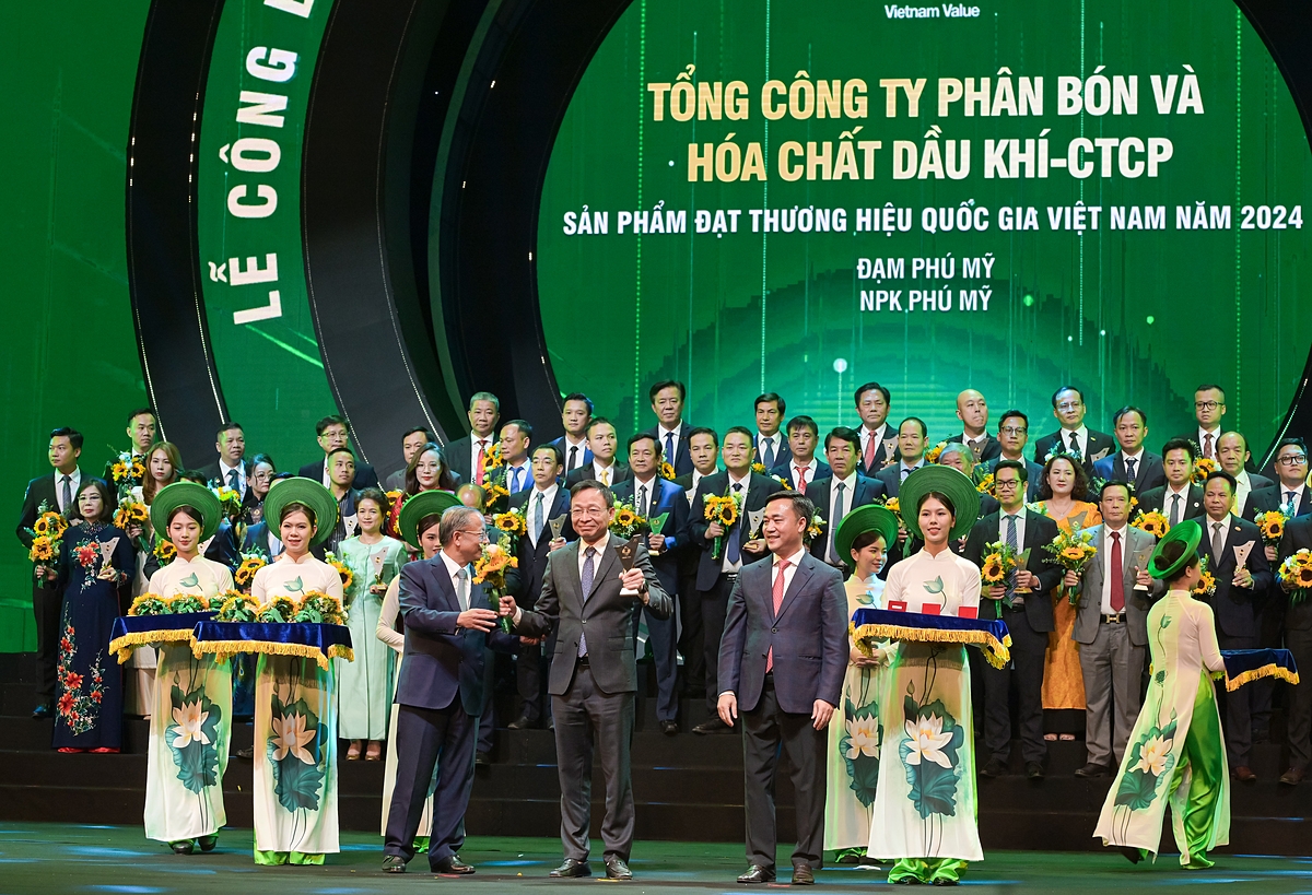 Ông Phan Công Thành - Tổng giám đốc PVFCCo nhận biểu trưng Thương hiệu Quốc gia 2024.