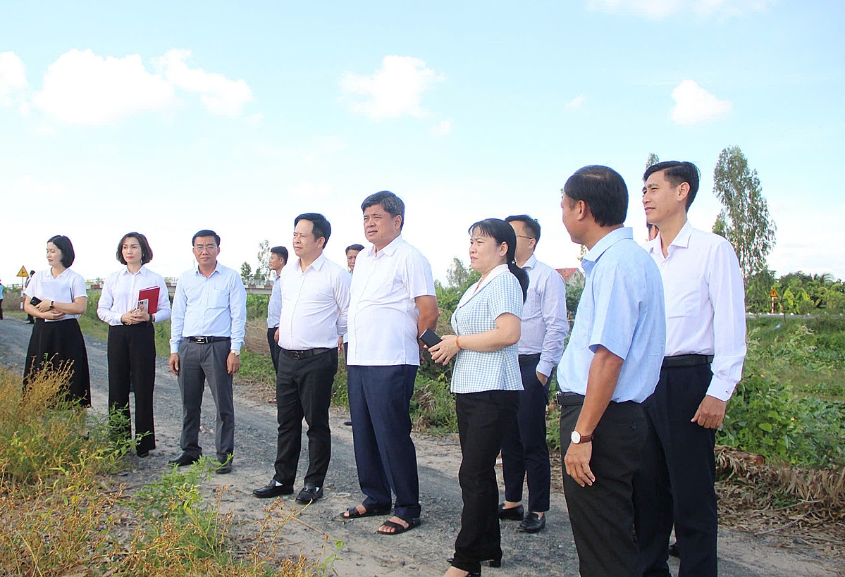 Đoàn công tác do Thứ trưởng Bộ NNPTNT dẫn đầu thăm và làm việc tại HTX Gò Gòn ở huyện Tân Hưng, Long An.