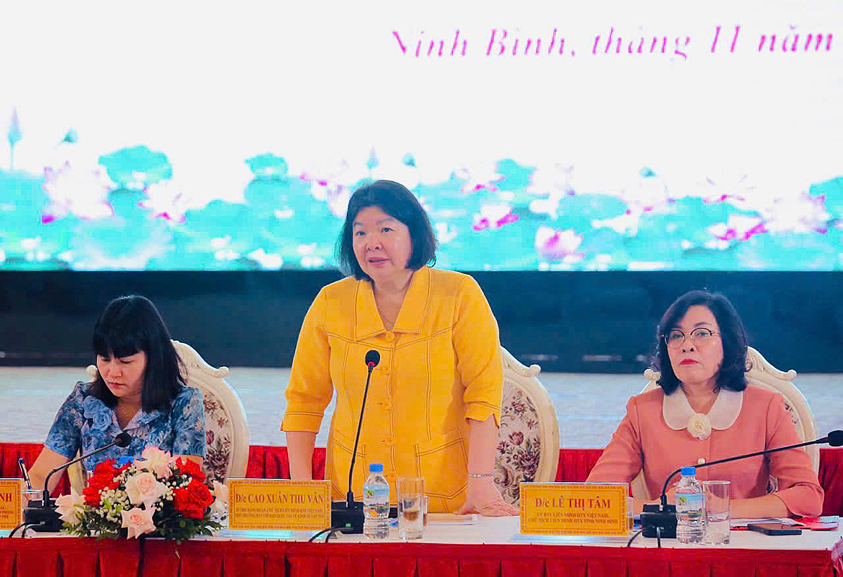 Chủ tịch Liên minh HTX Việt Nam Cao Xuân Thu Vân phát biểu tại tọa đàm.