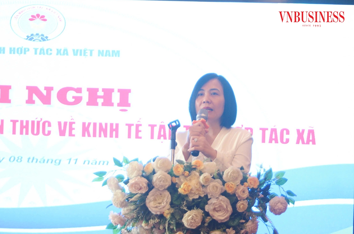 Trưởng ban Chính sách và phát triển &lpar;Liên minh HTX Việt Nam&rpar; Phạm Thị Tố Oanh trình bày những điểm mới của Luật HTX năm 2023, cùng nhiều vấn đề quan trọng tại hội nghị.