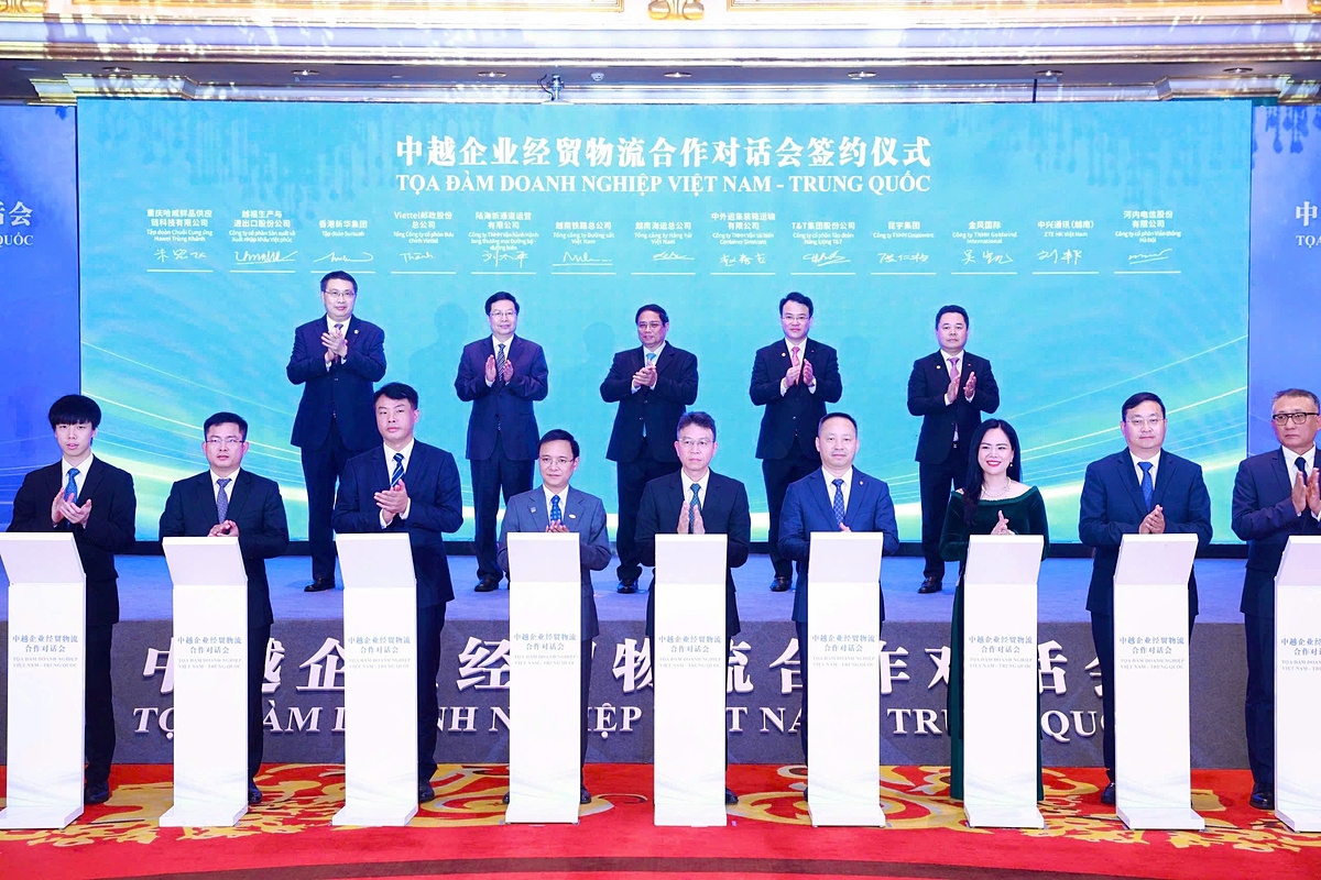 Bà Nguyễn Thị Thanh Bình, Phó Tổng Giám đốc Tập đoàn T&T Group, Chủ tịch HĐQT T&T Energy &lpar;thứ ba từ phải sang&rpar; - đại diện ký kết biên bản ghi nhớ hợp tác với Cospowers &lpar;thứ hai từ phải sang&rpar; và Goldwind &lpar;ngoài cùng bên phải&rpar;. Ảnh: TTXVN