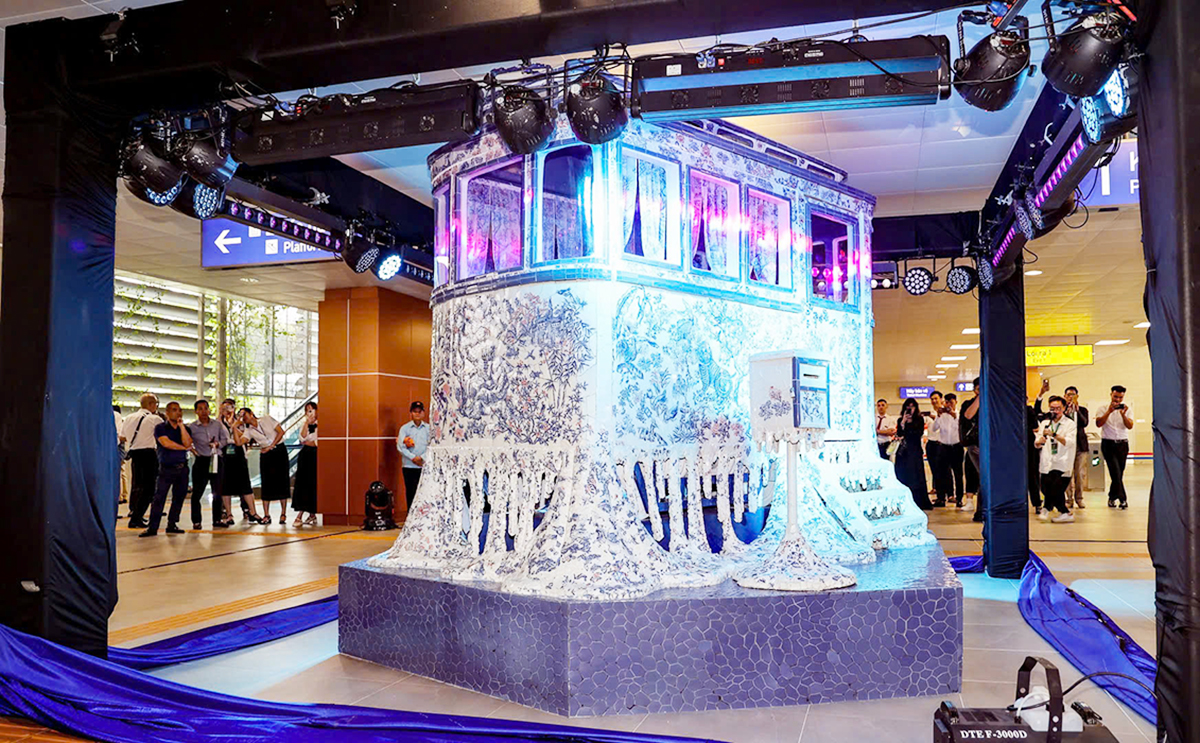 Tác phẩm công cộng Năm giờ sáng, Hà Nội thức giấc - Il est cinq heures, Hanoï s’éveille.