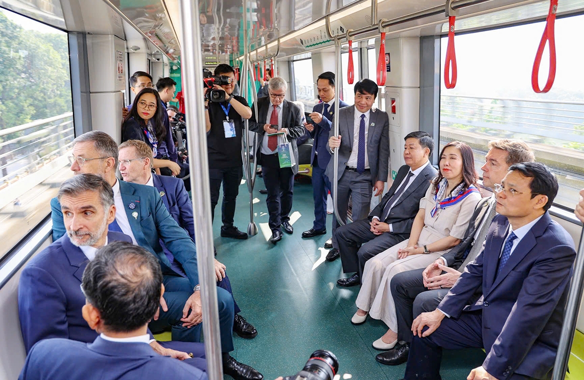 Các đại biểu bắt đầu chuyến tàu điện đặc biệt với chủ đề “Lướt Hà Nội phố cùng Metro Xanh”.